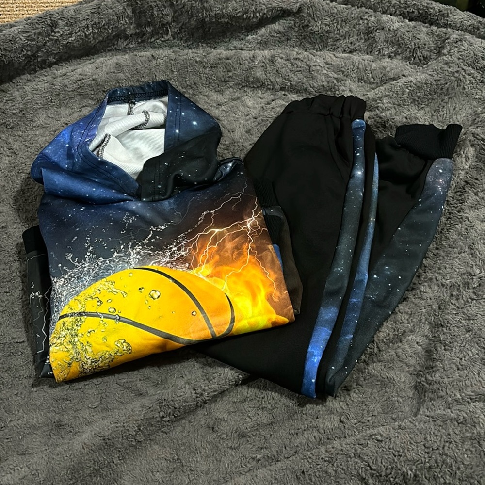 Boys SHEIN sweatsuit